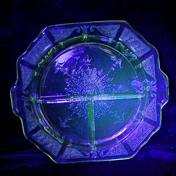 Vintage Federal Glass Divided Serving Plate With Punched Handles Design Uranium - Picture 2 of 5